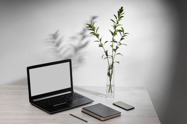 Minimalistisch zakelijk bureau met een hoge hoek