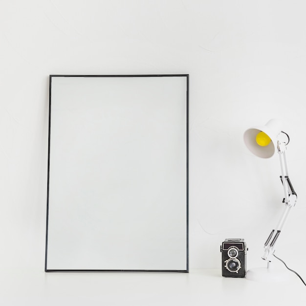 Minimalistische desktop met whiteboard en lamp