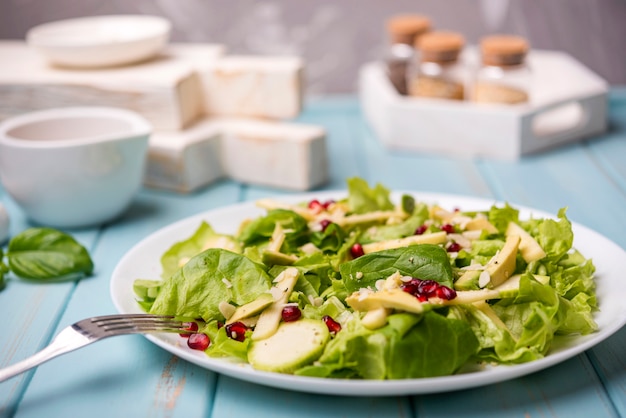 Minimalistische gezonde salade met vork en vage achtergrond