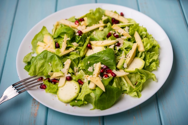 Minimalistische gezonde salade met vork