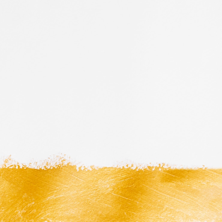 Gratis Foto minimalistische gouden verf en witte achtergrond
