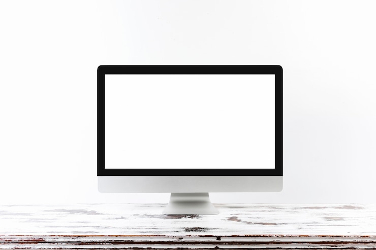 Gratis Foto minimalistische monitor op houten tafel