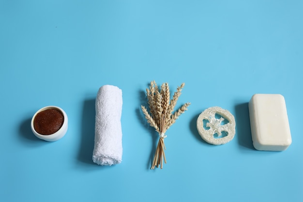 Minimalistische spa-samenstelling met zeep, luffa, scrub en handdoek, concept voor persoonlijke hygiëne.