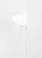 Gratis foto minimalistische witte vloerlamp