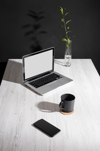 Minimalistische zakelijke bureauopstelling hoge hoek