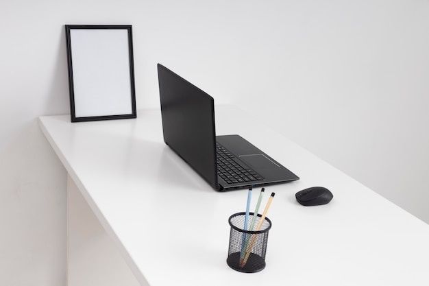 Minimalistische zakelijke bureauopstelling onder hoge hoek