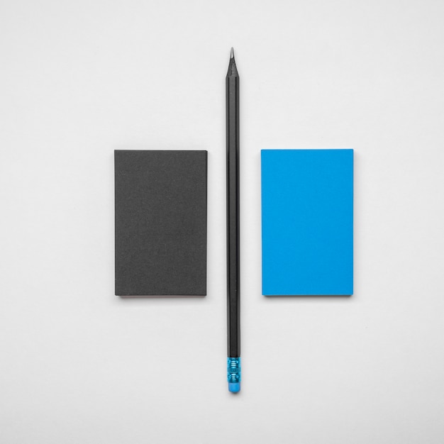 Minimalistische zwarte en blauwe visitekaartjes en pen