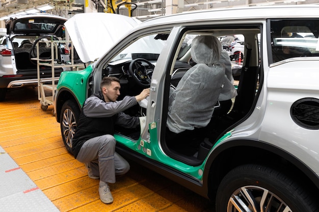 Minsk, wit-rusland 15 december 2021 carrosserieën staan aan de lopende band fabriek voor de productie van auto's moderne auto-industrie elektrische autofabriek transportbandarbeiders