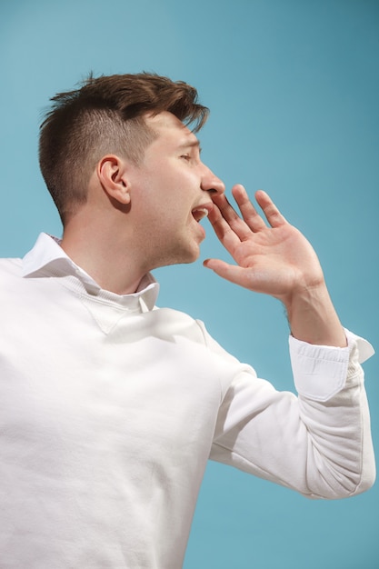 Mis niet. casual jongeman schreeuwen. roepen. huilende emotionele man schreeuwen op. mannelijk halflang portret. menselijke emoties, gezichtsuitdrukking concept. trendy kleuren