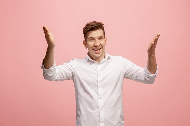 Mis niet. Casual jongeman schreeuwen. Roepen. Huilende emotionele man schreeuwen op roze. mannelijk halflang portret. Menselijke emoties, gezichtsuitdrukking concept. Trendy kleuren