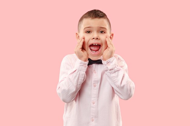 Mis niet. Jonge casual jongen schreeuwen. Roepen. Huilende emotionele tiener die op roze studioachtergrond gilt. Het mannelijke portret van halve lengte. Menselijke emoties, gezichtsuitdrukking concept. Trendy kleuren