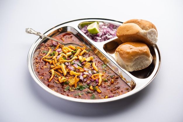 Misal pav is een populair maharashtrisch straatvoedsel van usal, spruitjescurry, gegarneerd met uien, tomaten, farsan en chutney
