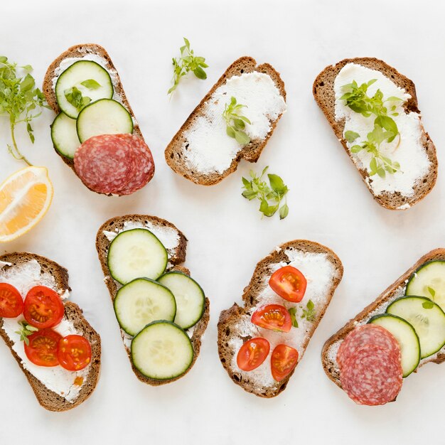 Mix van broodjes met groenten en salami