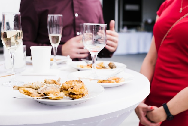 Gratis foto mix van eten en drinken op tafel