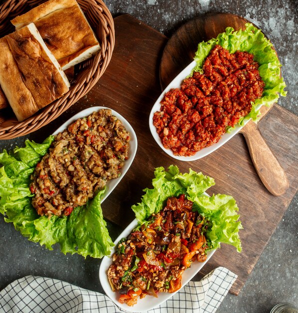 Mix van gepureerde salades met brood