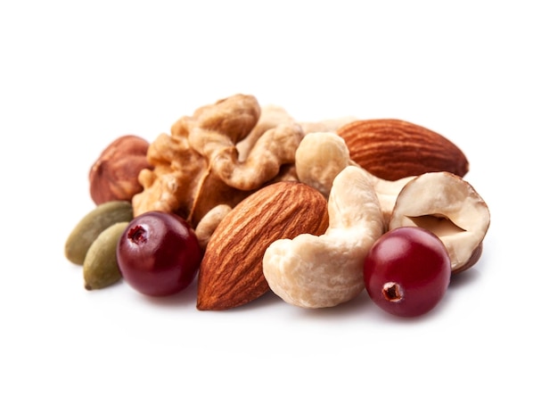 Mix van noten en bessen close-up op witte achtergrond. amandelen, walnoten en cashewnoten met veenbessen.