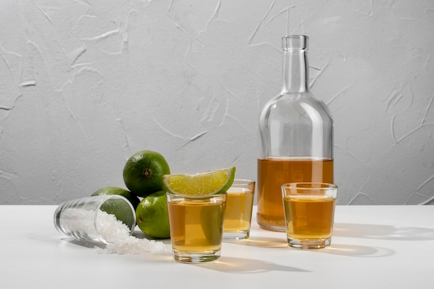 Mix van verfrissende cocktails met schijfjes limoen