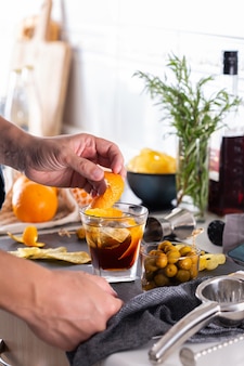 Mixologist die thuis verfrissende cocktail met vermout maakt