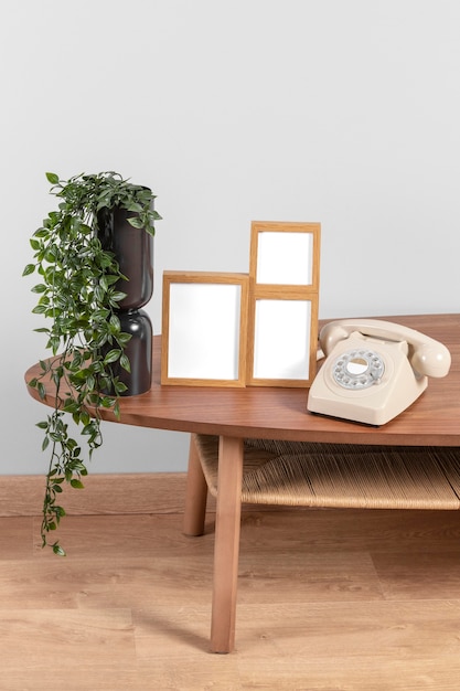 Gratis foto mock up frames op tafel