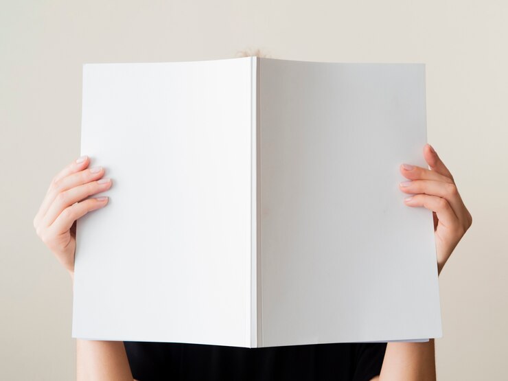 Gratis Foto mock-up magazine van een vrouw