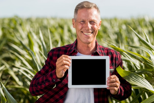 Mock-up middelbare leeftijd man in een veld