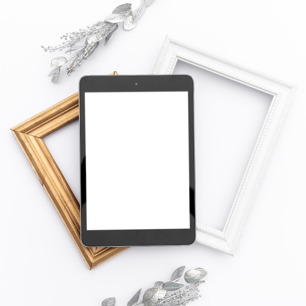 Gratis foto mock-up tablet bovenop frames