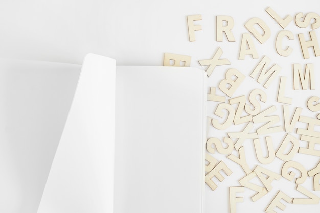 Gratis foto mockup met pagina en letters