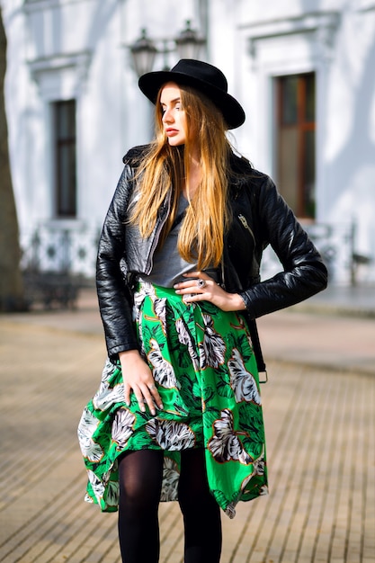 Mode buiten stadsportret van stijlvolle hipster vrouw lopen op straat en plezier hebben, jonge reiziger vrouw, fashionista, vrouwelijke schoonheid outfit, lange vintage rok, retro hoed en motorjack.