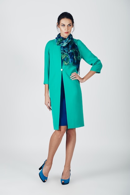 Mode foto van jonge prachtige vrouw in een turquoise jurk