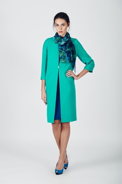 Mode foto van jonge prachtige vrouw in een turquoise jurk