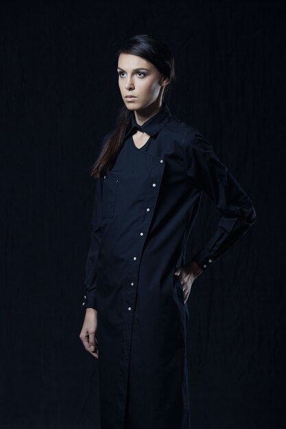 Mode foto van jonge prachtige vrouw in zwart shirt