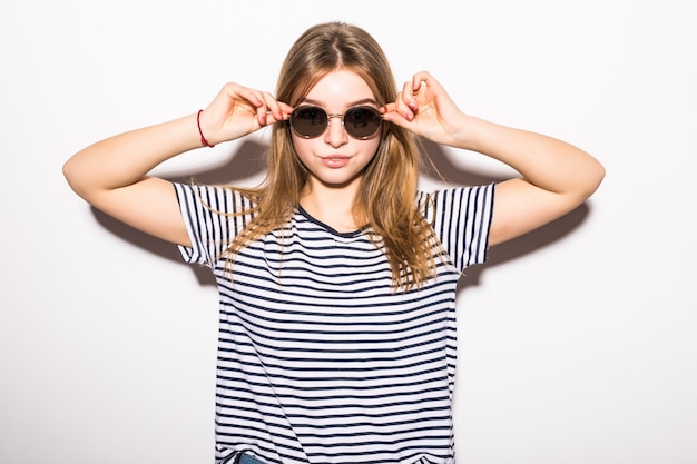 Mode jonge vrouw hipster in zonnebril geïsoleerd op een witte muur