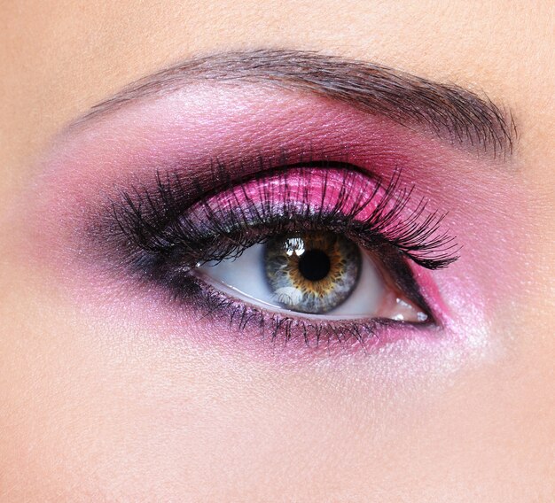 Mode make-up van vrouw oog met karmozijnrode oogschaduw