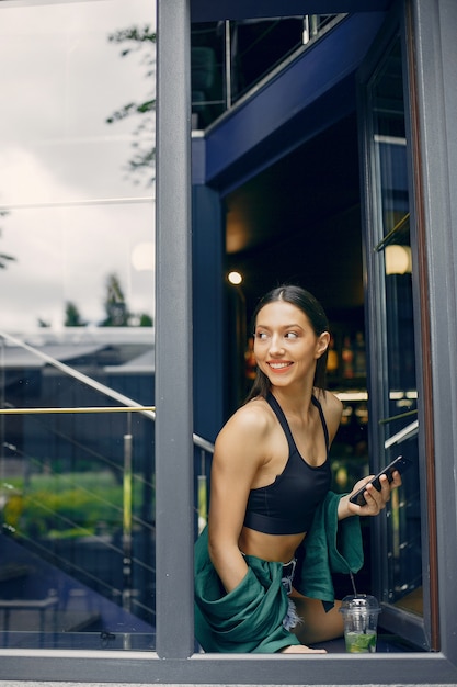 Mode meisje permanent in een zomerterras