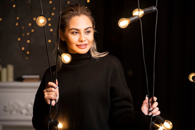 Mode mooie elegante vrouw in een mooie zwarte trui.