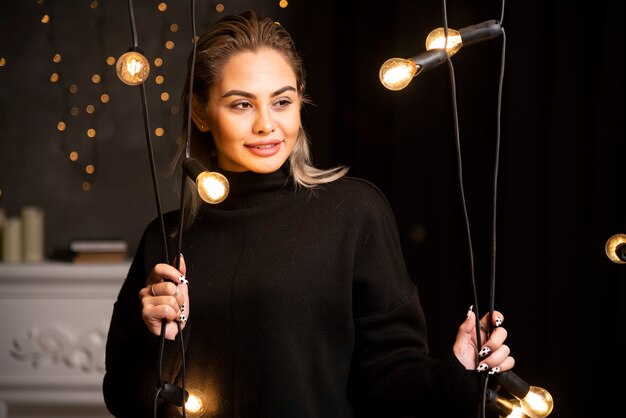 Mode mooie elegante vrouw in een mooie zwarte trui.