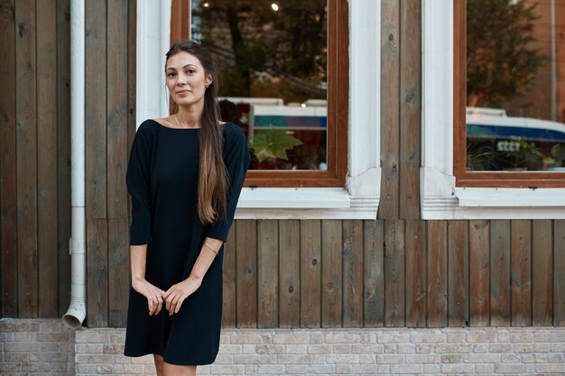 Mode mooie vrouw lopen door de straten van de oude stad