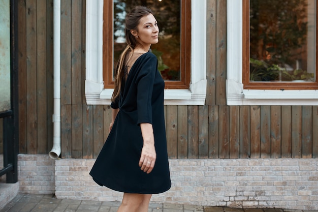 Mode mooie vrouw lopen door de straten van de oude stad