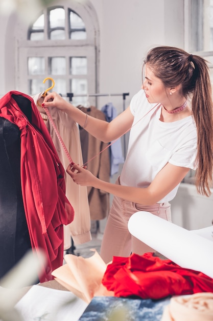 Mode-ontwerpers werken in studio zittend op het bureau