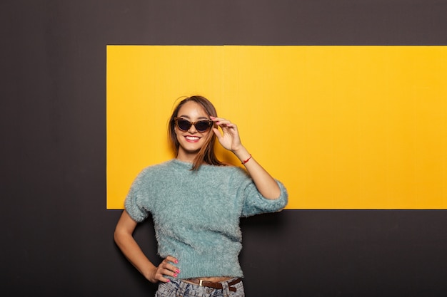 Mode portret van een aantrekkelijke, stijlvolle vrouw met zonnebril