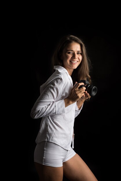 Mode portret van jonge vrouw fotograaf met camera