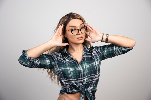 Mode portret van mooie jonge vrouw in een stijlvolle bril.