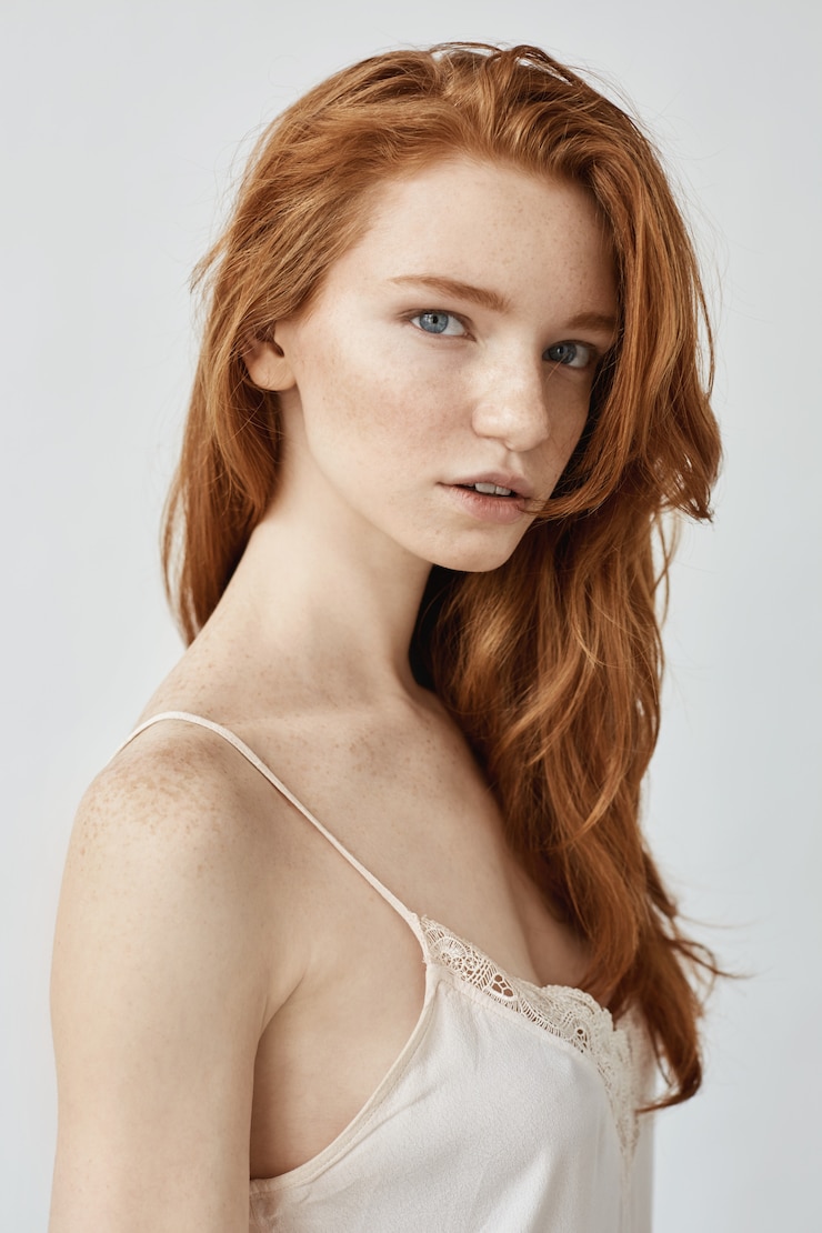 Gratis Foto mode portret van natuurlijke roodharige vrouw.