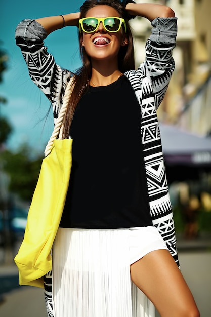 mode stijlvolle mooie jonge brunette vrouw model in zomer hipster kleurrijke casual kleding die zich voordeed op straat achtergrond