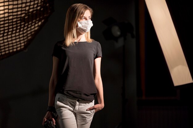 Model dat medisch masker in een studio draagt