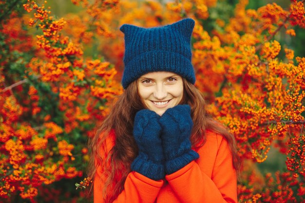 Model draagt stijlvolle winter muts en handschoenen