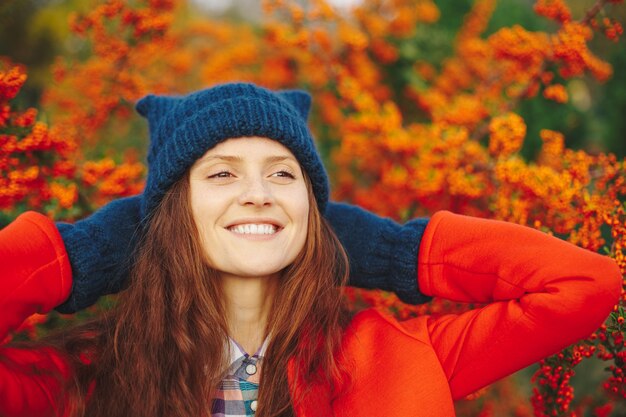 Model draagt stijlvolle winter muts en handschoenen