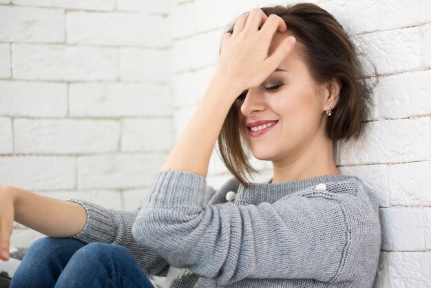 Model leunen tegen muur