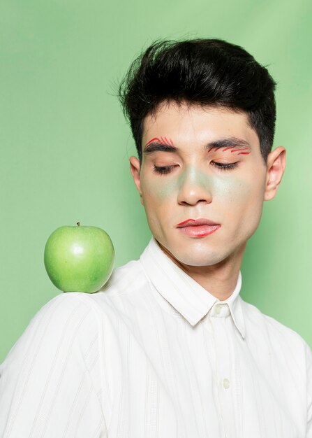 Model met appel op schouder