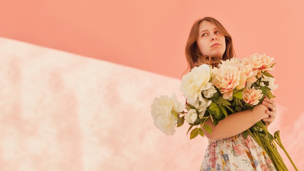 Gratis foto model met mooie bloemen